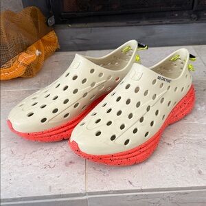 Men’s size 11 Kane active recovery shoes